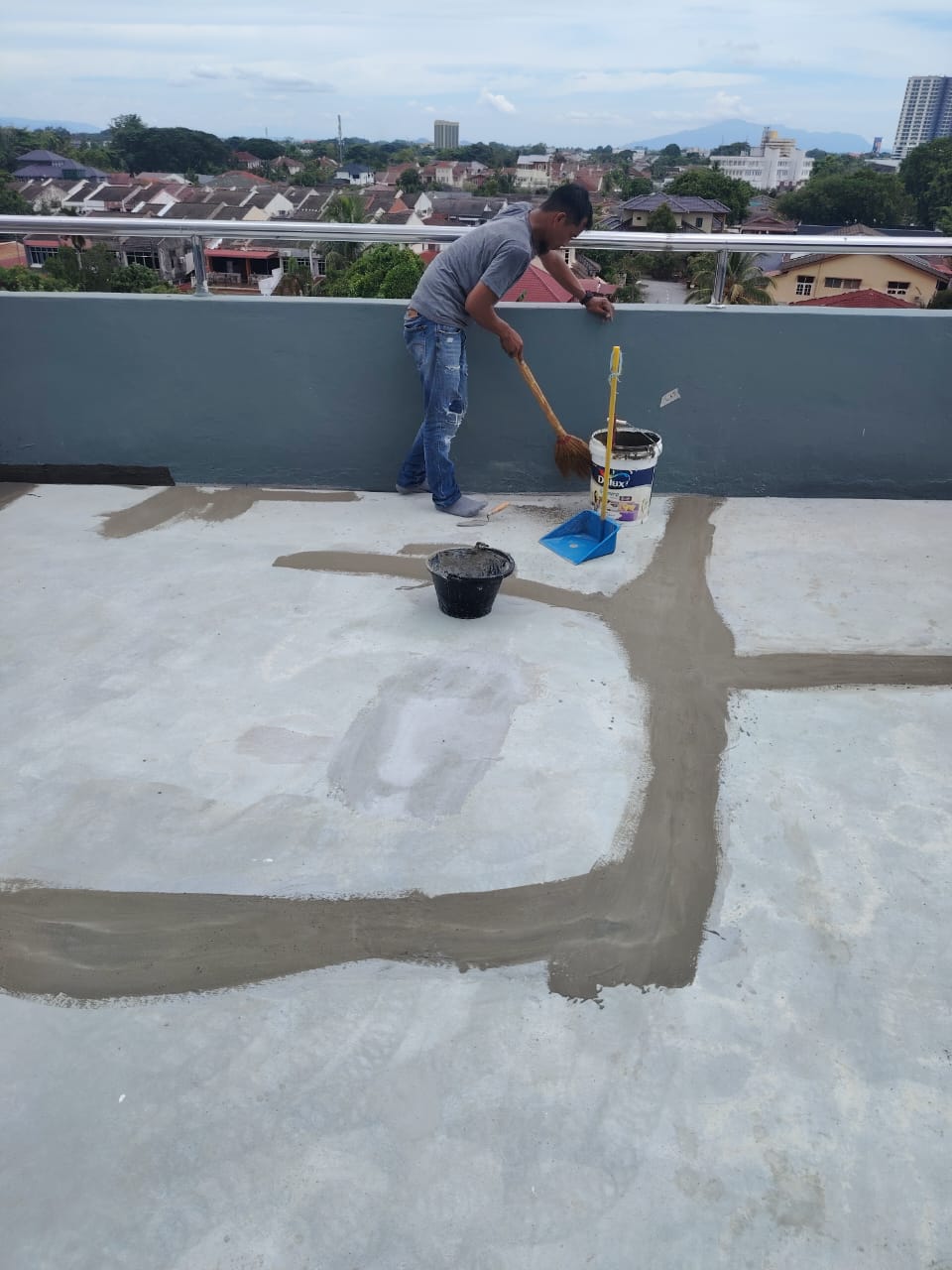 Pembersihan slab konkrit dan tampalan awal waterproofing pada retakan