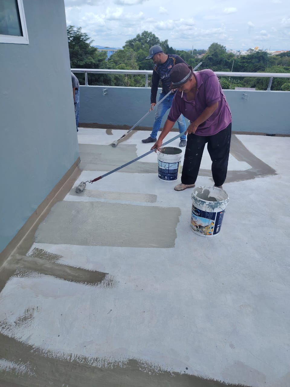 Sapuan lapisan kalis air elastomerik (multi-layer) pada slab konkrit